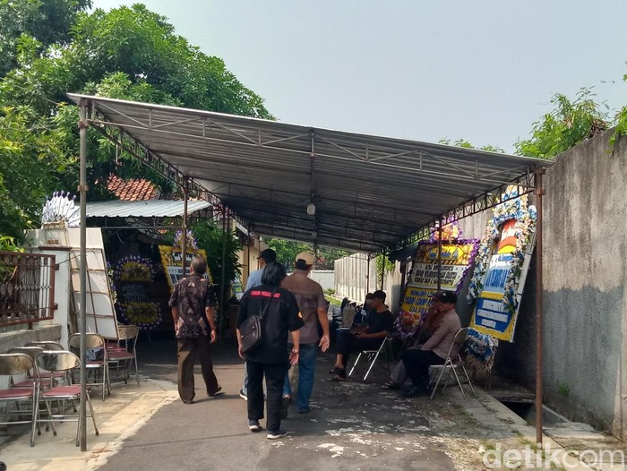 Jalan depan rumah duka korban warung Gianyar Bali tertimpa pohon, di Bareng Lor, Kecamatan Klaten Utara, Kabupaten Klaten, Jumat (15/11/2024).