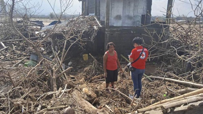 Jejak Kerusakan Akibat Topan Usagi di Filipina In this photo provided by the Philippine Red Cross, motorist wait beside a broken bridge and debris swept by floods caused by Typhoon Usagi in Gonzaga, Cagayan province, northern Philippines on Friday, Nov. 15, 2024. (Philippine Red Cross via AP)