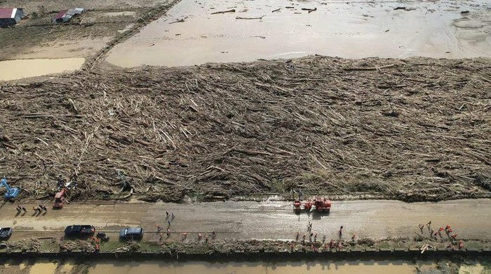 Jejak Kerusakan Akibat Topan Usagi di Filipina In this photo provided by the Philippine Red Cross, motorist wait beside a broken bridge and debris swept by floods caused by Typhoon Usagi in Gonzaga, Cagayan province, northern Philippines on Friday, Nov. 15, 2024. (Philippine Red Cross via AP)