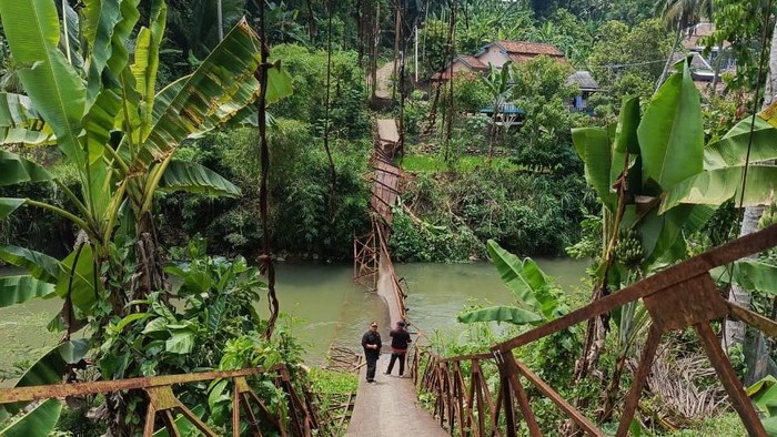 Jembatan gantung penghubung Kecamatan Bojongmanik dengan Leuwidamar di Lebak, Banten, ambruk.