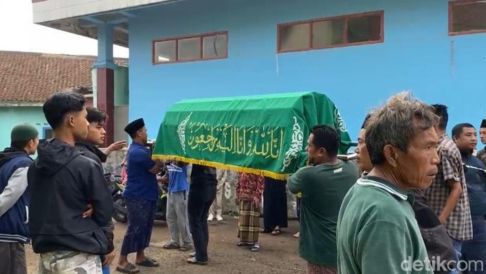 Jenazah salah satu santri saat tiba di ponpes untuk disalatkan dan diantarkan ke rumah duka