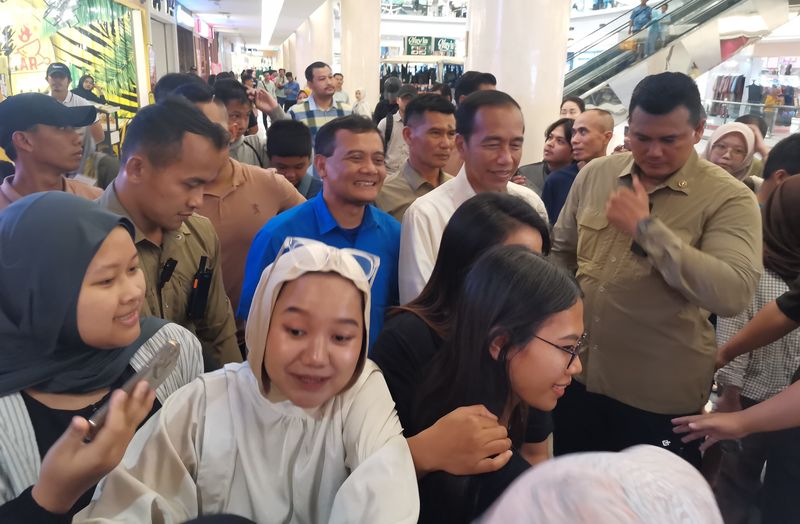 Jokowi Bareng Ahmad Luthfi Kunjungi Mal di Purwokerto
