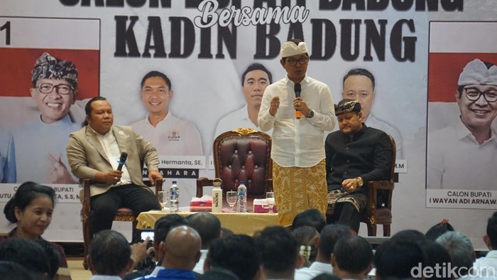 Paslon bupati dan wakil bupati Badung Adi Arnawa-Bagus Alit Sucipta saat hadir di acara Dialog Ekonomi Calon Bupati Badung yang digelar Kadin Badung, Jumat (15/11/2024).
