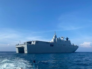 Melihat Kemegahan Kapal HMAS Adelaide Milik Australia di Perairan Situbondo