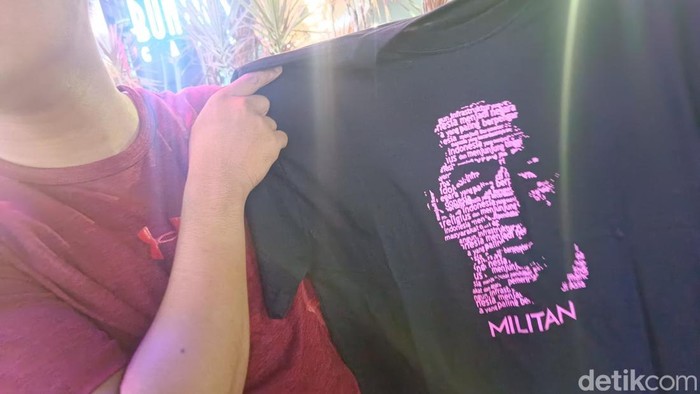 Warga menunjukkan kaos yang dibagi Jokowi usai nobar pertandingan Timnas melawan Jepang di kompleks Alun-alun Purwokerto, Jumat (15/11/2024).