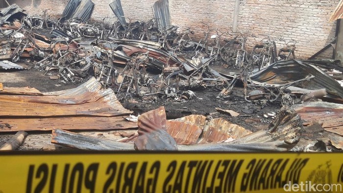 Inafis Polres Boyolali melalukan olah TKP di lokasi kebakaran yang menghanguskan tempat parkir sepeda motor di Logerit, Butuh, Mojosongo, Boyolali, Jumat (15/11/2024).