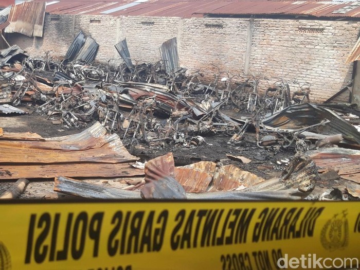 Inafis Polres Boyolali melalukan olah TKP di lokasi kebakaran yang menghanguskan tempat parkir sepeda motor di Logerit, Butuh, Mojosongo, Boyolali, Jumat (15/11/2024).