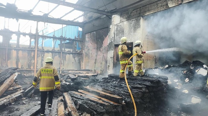 Kebakaran gudang di Muara Baru, Penjaringan, Jakarta Utara (Jakut), berangsur padam. Kebakaran tersebut diduga dipicu masalah kelistrikan. (dok Damkar Jakut)