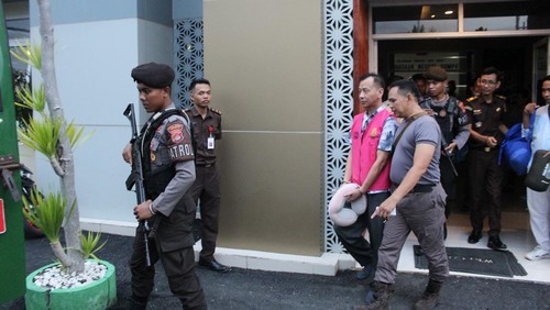 Kejari Dompu menyerahkan tersangka kasus korupsi pembangunan puskesmas ke Jaksa Penuntut Umum. (Foto: Istimewa)