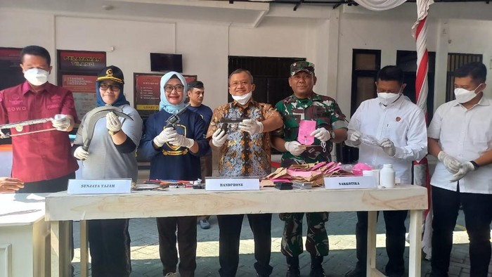 Kejari Sampang musnahkan barang bukti berbagai pidana umun