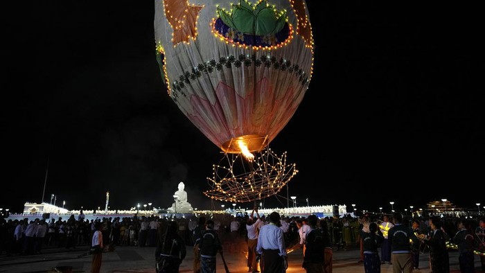 People prepare to release a hot air balloon during a competition to mark the Tazaungdaing lighting festival Thursday, Nov. 14, 2024, in Naypyitaw, Myanmar. (AP Photo/Aung Shine Oo)