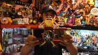 Sedikitnya seribu action figure dari berbagai film kartun terkenal terpajang di sini. 