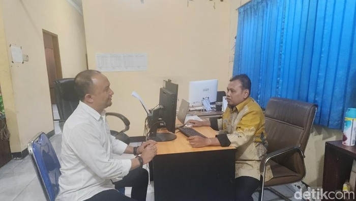 Direktur Lombok Global Institut NTB Fihiruddin melaporkan Sekda NTB Lalu Gita Ariadi ke Bawaslu NTB, Kamis (14/11/2024). Foto: (Ahmad Viqi/detikBali).