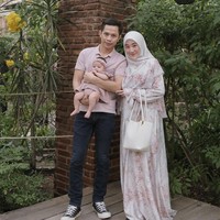 Ajukan gugatan cerai, kebersamaan Larissa Chou dan Ikram Rosadi kini terancam tinggal kenangan. Foto: Instagram @ikram_rsd/ @larissachou