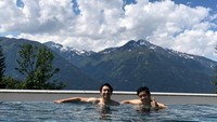 Dia tak menyebutkan lokasinya. Tapi, sepertinya menyegarkan juga ya berendam dengan latar indah seperti itu. (Wataru Endo/Instagram)
