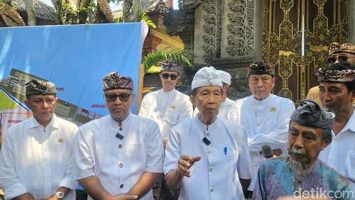 Made Mangku Pastika di sela-sela pertemuan raja-raja se-Bali dengan PT BIBU Panji Sakti di Puri Agung Blahbatuh, Gianyar, Jumat (15/11/2024). (Foto: Putu Krista/detikBali)