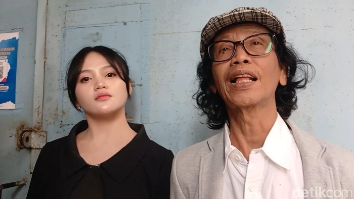 Mandra dan anaknya.