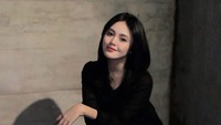 Tia Septiana merupakan anak komedian Betawi, Mandra yang bikin gagal fokus karena parasnya. Foto: instagram Tia Septiana