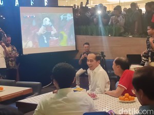 Jokowi Nobar Timnas Vs Jepang di Purwokerto, Bagi-bagi Kaus ke Warga