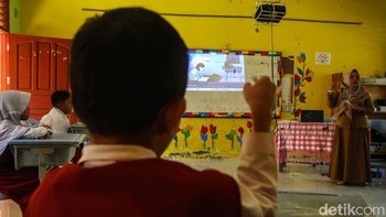 Wali kelas 5 SDN 005 Lembah Rewak Salawati itu menerapkan pembelajaran dengan internet kepada 10 orang murid di kelasnya.  