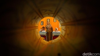 Para guru di SD itu merasa sangat terbantu dengan adanya akses internet. Hal ini dikarenakan ia bisa mengakses berbagai macam informasi untuk diajarkan kepada para siswa.  