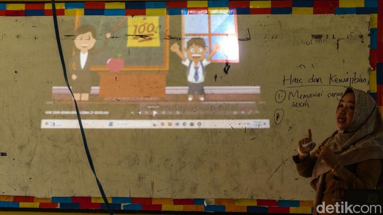 Mantap! Kini Siswa SD di Anambas Bisa Belajar dengan Internet Sejumlah siswa mengikuti pembelajaran dengan menggunakan fasilitas internet di SDN Lembah Rewak 005, Jemaja, Anambas, Senin (4112024).
