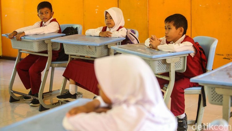 Sejumlah siswa mengikuti pembelajaran dengan menggunakan fasilitas internet di SDN Lembah Rewak 005, Jemaja, Anambas, Senin (4112024).