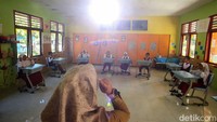 Sejumlah siswa mengikuti pembelajaran dengan menggunakan fasilitas internet di SDN Lembah Rewak 005, Jemaja, Anambas, Senin (4112024).