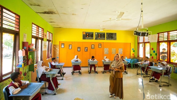 Sejumlah siswa mengikuti pembelajaran dengan menggunakan fasilitas internet di SDN Lembah Rewak 005, Jemaja, Anambas, Senin (4112024).