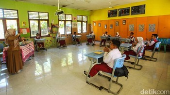 Sejumlah siswa mengikuti pembelajaran dengan menggunakan fasilitas internet di SDN Lembah Rewak 005, Jemaja, Anambas, Senin (4/11/2024).