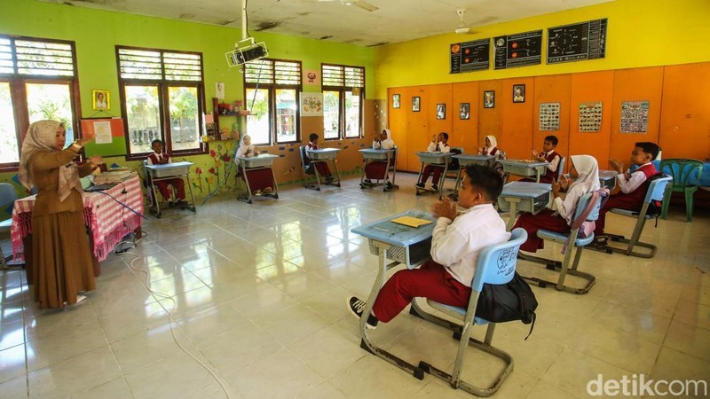 Sejumlah siswa mengikuti pembelajaran dengan menggunakan fasilitas internet di SDN Lembah Rewak 005, Jemaja, Anambas, Senin (4112024).