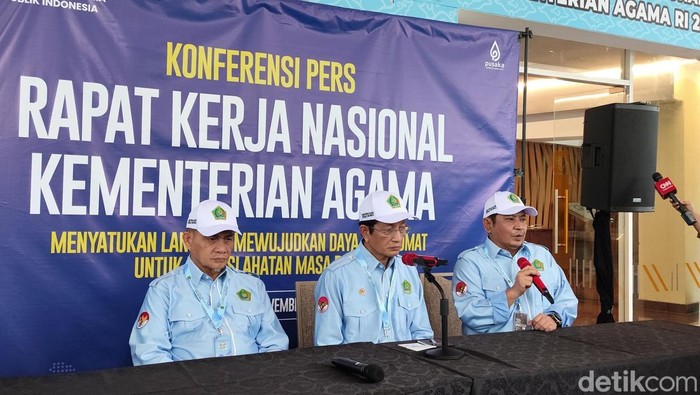 Wamenag Romo Muhammad Syafii (kiri), Menag Nasaruddin Umar (tengah), Sekjen Kemenag Muhammad Ali Ramdhani (kanan) dalam konferensi pers Rakernas Kemenag 2024 di Bogor, Jumat (15/11/2024).