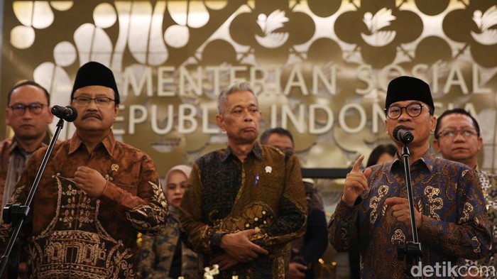 Mendes dan Mensos Kolaborasi Pengentasan Kemiskinan Mendes PDT Yandri Susanto dan Mensos Saifullah Yusuf meneken MoU terkait pengentasan kemiskinan. Kesepakatan ini bertujuan menghilangkan ego sektoral antar-instansi.
