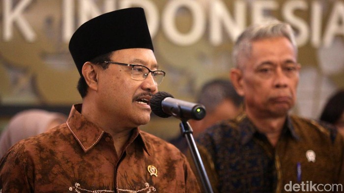 Mendes dan Mensos Kolaborasi Pengentasan Kemiskinan Mendes PDT Yandri Susanto dan Mensos Saifullah Yusuf meneken MoU terkait pengentasan kemiskinan. Kesepakatan ini bertujuan menghilangkan ego sektoral antar-instansi.