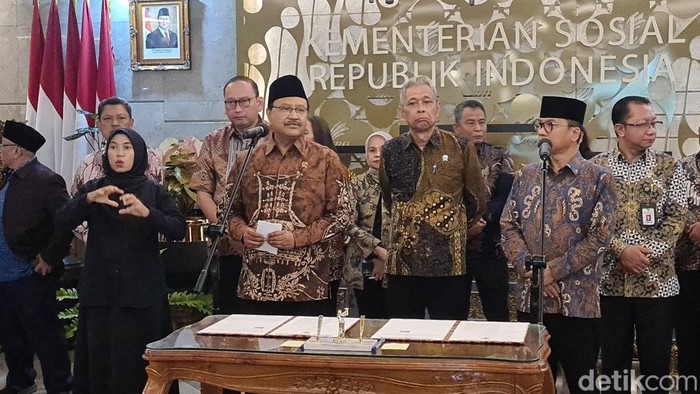 Mendes Yandri Susanto dan Mensos Gus Ipul teken MoU kerjasama pengentasan kemiskinan. Foto: Joakhim/detikcom