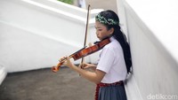Seorang siswi berlatih memainkan biola sebelum mengikuti kompetisi. Hal itu dilakukan agar penampilannya maksimal.