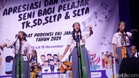 Peserta bernyanyi dengan diiringi alunan musik.