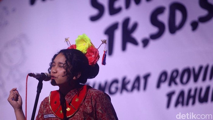 Mengasah Bakat Seni Sejak Muda Para peserta berlatih sebelum pentas dalam perlombaan 'Apresiasi dan Kompetisi Seni bagi Pelajar SD, SMP dan SLTA' di Gedung Kesenian Jakarta (GKJ), Jumat (15/11/2024). Sebanyak 13 grup pelajar SLTA se DKI Jakarta ikut lomba musikalisasi puisi. Kegiatan yang digagas oleh Dinas Kebudayaan DKI Jakarta tersebut untuk mengembangkan bakat seni generasi muda serta menumbuhkan kecintaan terhadap budaya daerah.