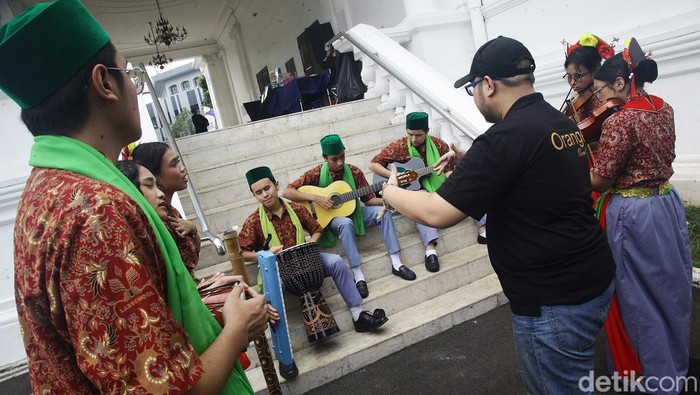 Mengasah Bakat Seni Sejak Muda Para peserta berlatih sebelum pentas dalam perlombaan 'Apresiasi dan Kompetisi Seni bagi Pelajar SD, SMP dan SLTA' di Gedung Kesenian Jakarta (GKJ), Jumat (15/11/2024). Sebanyak 13 grup pelajar SLTA se DKI Jakarta ikut lomba musikalisasi puisi. Kegiatan yang digagas oleh Dinas Kebudayaan DKI Jakarta tersebut untuk mengembangkan bakat seni generasi muda serta menumbuhkan kecintaan terhadap budaya daerah.
