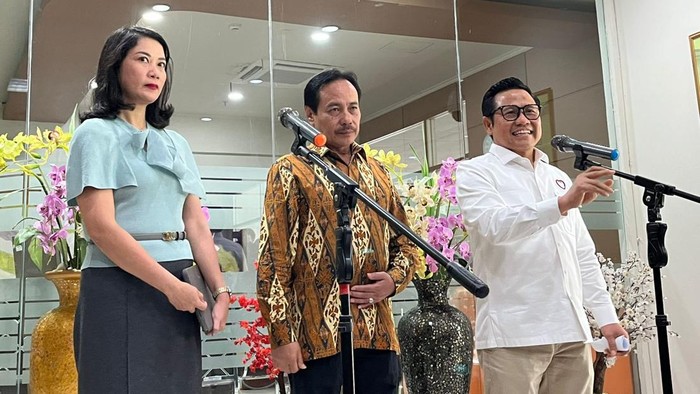 Menko PM Cak Imin usai mengunjungi korban judi online di RSCM, Jakarta Pusat, Jumat (15/11/2024).