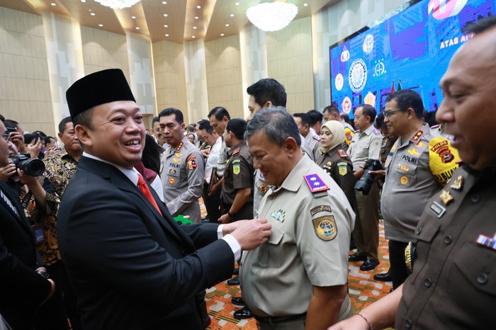 Menteri Agraria dan Tata Ruang/Kepala Badan Pertanahan Nasional (ATR/BPN), Nusron Wahid menyematkan pin emas dan memberikan piagam kepada total 97 pihak yang ikut menyukseskan pencegahan serta penyelesaian tindak pidana pertanahan pada Kamis (14/11) di Grand Mercure Kemayoran, Jakarta.