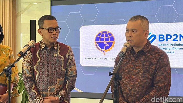 Menteri Perlindungan Pekerja Migran Indonesia (PPMI) Abdul Kadir Karding dan Menteri Perhubungan (Menhub) Dudy Purwagandhi. (Rifka/detikcom)