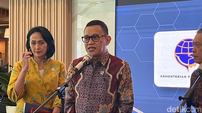 Menteri Perlindungan Pekerja Migran Indonesia (PPMI) Abdul Kadir Karding dan Menteri Perhubungan (Menhub) Dudy Purwagandhi. (Rifka/detikcom)