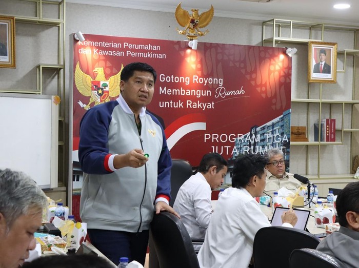 Menteri PKP Maruarar Sirait dalam rapat internal bersama Wamen PKP Fahri Hamzah dan Direktur Jenderal Perumahan Iwan Suprijanto