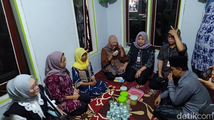 Menteri PPA Arifah Fauziah berkunjung ke rumah korban di rumahnya Kecamatan Kalibaru, Banyuwangi