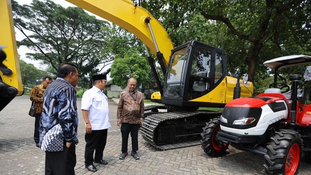 Menteri PPN/Kepala Bappenas Rachmat Pambudy meninjau PT Pindad (Persero) untuk melihat perkembangan industri pertahanan dalam negeri dan mendiskusikan strategi menuju kemandirian industri alutsista dalam rangka menyambut Indonesia Emas 2045. (Dok. Kementerian PPN/Kepala Bappenas)