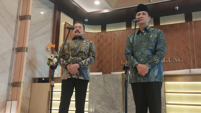 Menteri Transmigrasi, Muhammad Iftitah Sulaiman, bertemu Jaksa Agung, ST Burhanuddin, di kantor Kejaksaan Agung (Kejagung), Kebayoran Baru, Jakarta, Jumat (15/11/2024). Kedatangan Iftitah dan jajaran untuk membahas perlindungan hukum yang berkaitan dengan pengelolaan lahan.
