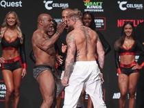 Foto: Mike Tyson Tampar Jake Paul