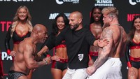 Akibat tamparan Mike Tyson ke Jake Paul, situasi pun sempat panas di antara kedua kubu. Foto: AP/Julio Cortez