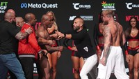 Promotor Nakisa Bidarian tampak berusaha menjadi penengah di antara Mike Tyson vs Jake Paul. Foto: AP/Julio Cortez